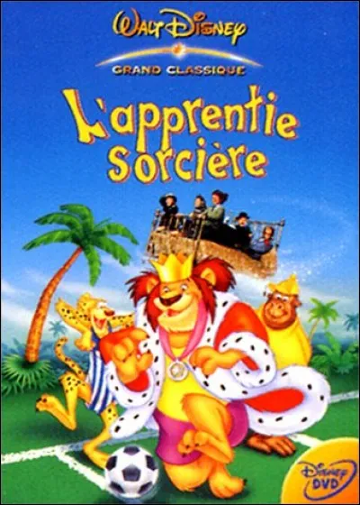 Quelle fonction exerce le gorille pendant le match de football dans "L'Apprentie sorcière" ?