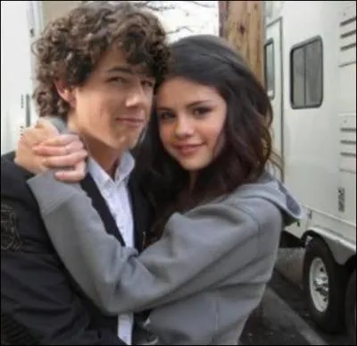 Quel jour Nick Jonas a-t-il largué Selena Gomez ?