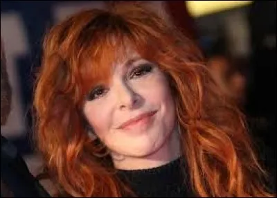 Mylène Farmer a chanté ''Bleu noir'' . Quelle teinte de bleu est la plus foncée ?