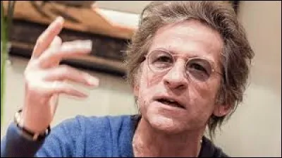 Quel est le titre de cette chanson Hubert-Félix Thiéfaine : 
''Avec nos bidons en fer blanc 
On descendait chercher le lait 
À la ferme au soleil couchant 
Dans l'odeur des soirs de juillet 
On avait l'âge des confitures, 
Des billes et des îles au trésor 
Et on allait cueillir les mûres 
En bas, dans -----------------'' .