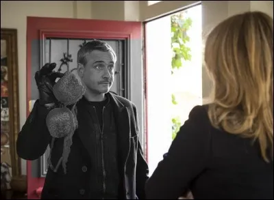 Quelle est la couleur du soutien-gorge que Marquand montre à Alice ?