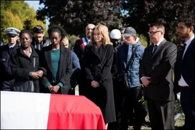 Pour l'enterrement de Noah, Marquand porte le cercueil de son collègue. À quelle couleur du drapeau correspond la position de Marquand ?