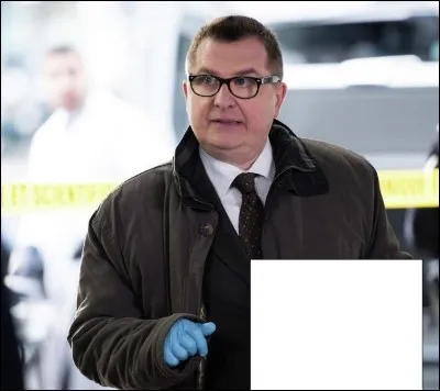 Dans l'épisode "Ma vie pour la tienne", quelle est la couleur du dossier que tient le toubib dans sa main ?