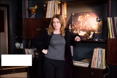 Dans l'appartement de Marquand, à côté d'Alice, que peut-on voir ?