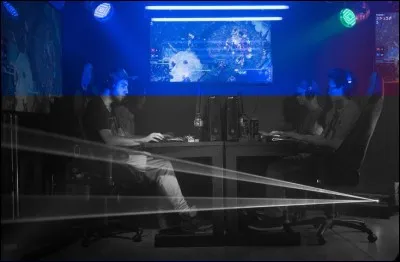 Quelle est la couleur du laser qui traverse la pièce ?