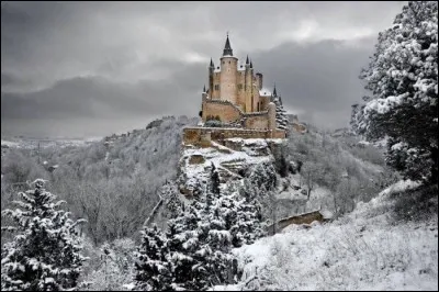 Juché depuis 844 sur un rocher, il fut construit comme une forteresse médiévale pendant la période de la domination arabe en Espagne.