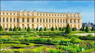 Joyau de l'architecture du XVIIe et XVIIIe siècle et du patrimoine mondial, avec ses appartements royaux, sa Galerie des Glaces, l'Opéra royal, la Chapelle, ses très beaux jardins et magnifiques parcs ornés de statues et fontaines, ses Grand et Petit Trianon, le Temple de l'Amour et le Hameau de Marie-Antoinette.