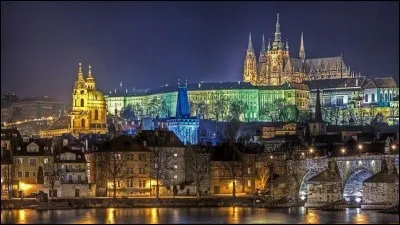 Il est sans aucun doute le monument historique le plus important de la République Tchèque : il est formé d'un imposant ensemble de palais, d'églises, de cours et jardins dominant stratégiquement la capitale Prague.