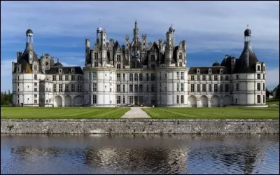 Plus vaste château de la Loire, chef d'oeuvre de la Renaissance, c'est François Premier qui le fit ériger, à la grandeur de sa passion.