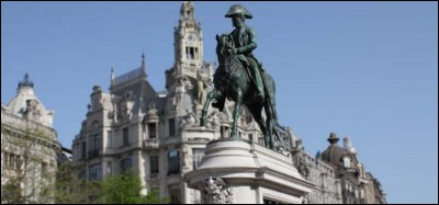 Quel roi est représenté sur la statue que vous pouvez découvrir sur la place de la Liberté (Praca de Libertade), à Porto ?