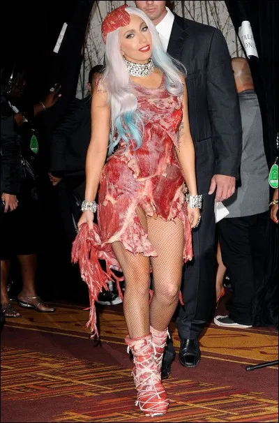 Pour quelle cérémonie Lady Gaga a-t-elle porté une robe en viande ?
