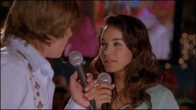 Quelle est la première chanson chantée par Troy et Gabriella ?