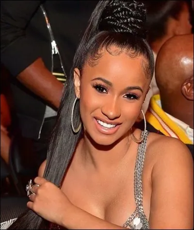 Avec qui est-elle venue à cette soirée (voir image) ?