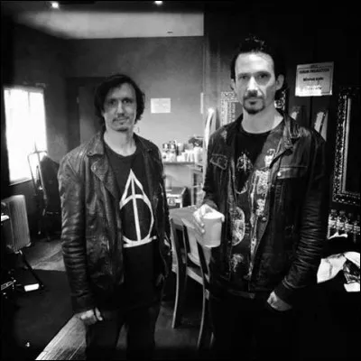 Qui est ce chanteur ? (avec le tee-shirt Harry Potter )