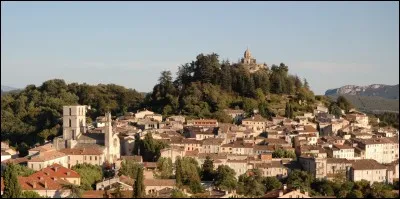 Également connue sous le nom de "La cité du sapeur", elle est la troisième ville la plus peuplée de la Haute-Saône, quel est le nom de cette ville ?