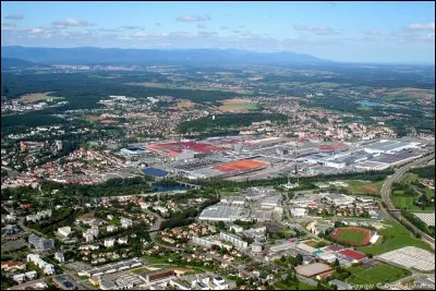 Dans quel département se trouve la ville de Sochaux ?