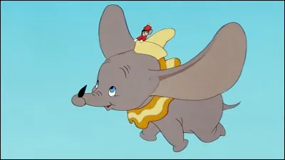 Pourquoi Dumbo tient-il une plume lors de son premier envol ?