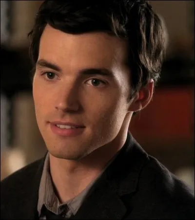 [Saison 3]

Quel est le nom complet d'Ezra ?