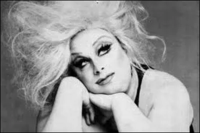 Quelle méchante de Disney reprend les traits de Glen Milstead, connue sous le nom de scène de Divine ?