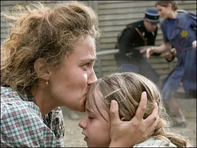 « Elle s'appelait Sarah » - Une journaliste, Julia, part sur les traces d'une petite fille juive emprisonnée en 1942 dans le camp de Beaune-la-Rolande. Lequel de ces faits est exact sur ce camp ?