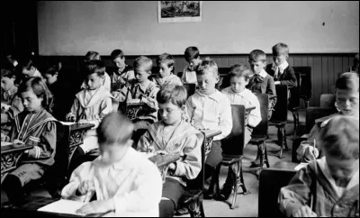 « Le Chemin des écoliers » - Antoine Michaud a 17 ans et souhaite aider sa maîtresse à vivre ; pour ce faire, il s'engage sur la dangereuse pente du marché noir. Laquelle de ces affirmations est juste et justifie donc l'utilisation du marché noir pendant la Seconde Guerre mondiale ?