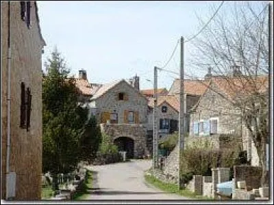 Nous traversons le village midi-pyrénéen de Saint-André-de-Vézines. Nous sommes dans le département ...