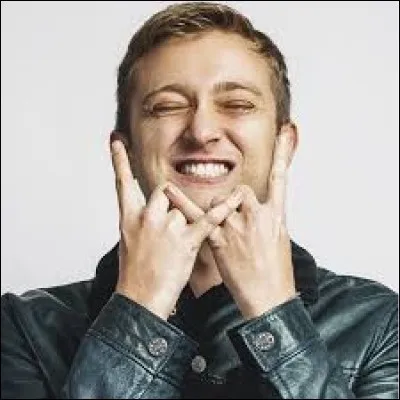 Vald a percé dernièrement. Peut-être qu'avec un "Ha ouais ouais ouais" vous le reconnaitrez.