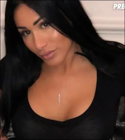 Qui embrasse Léana dans un jacuzzi ?