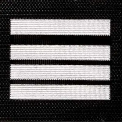 Enfin, à quel grade de la police nationale correspond ce galon ?