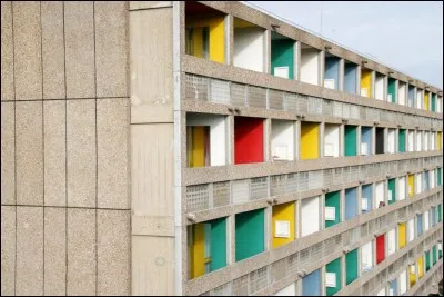 Quel architecte célèbre français est connu pour ses immeubles d'un nouveau genre comme "La Cité radieuse" à Marseille ?