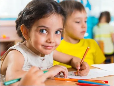 Où les instituteurs et institutrices devaient-ils se former avant 1990 ?