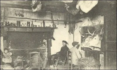 Dans les Landes, quel nom porte la lucarne, percée dans une cloison, par où l'agriculteur engraissait les bufs ?