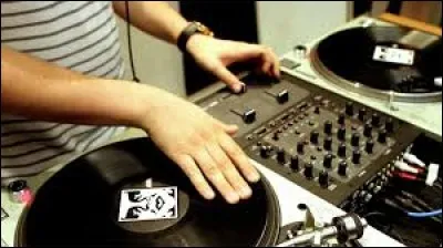 Une des techniques les plus connues utilisé par un DJ est le...