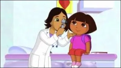 Chez qui Dora est-elle ?