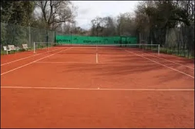 Au tennis, les terrains en terre battue sont plus petits que les terrains en surface dure.