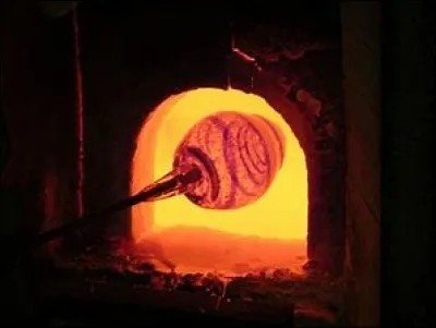 Citez par ordre la forme du verre au cours de la transformation :