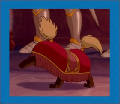 Quelle est la couleur du pelage de Sultan, le repose-pied qui est en réalité un chien, ensorcelé par le sort de la fée dans "La Belle et la Bête " ?
