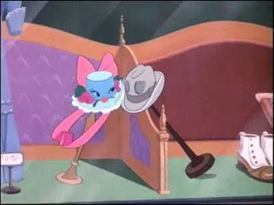 Dans la vitrine de quelle ville peut-on voir Alice Bluebonnet, ce chapeau présent dans "La boîte à musique" ?