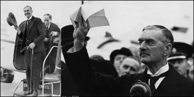 Cette personne a tout fait pour éviter l'entrée en guerre de son pays mais, il sera celui qui déclarera la guerre à l'Allemagne le 3 septembre 1939. Mis en minorité en mai 1940, il sera remplacé par un des artisans de la victoire alliée. Il mourra à la fin de 1940.
Qui est ce premier ministre ?