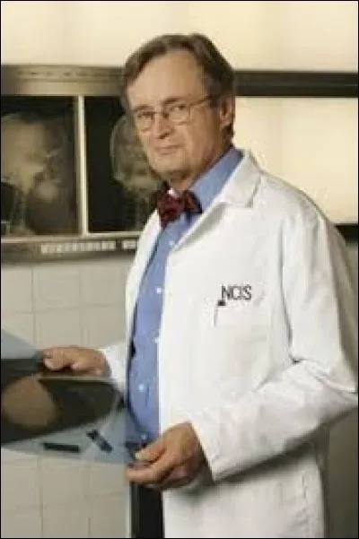 Comment s'appelle le médecin légiste de la série américaine "NCIS : Enquêtes Spéciales" ?