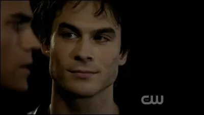 Dans l'épisode 19 de la saison 1, lors de l'élection de Miss Mystic Falls, Elena et Caroline portaient toutes les deux de magnifiques robes, celle de Caroline était verte mais de quelle couleur était celle d'Elena ?