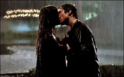 Lors de la scène "Kiss Rain" (Baiser sous la pluie), Elena dit une réplique qui marquera chaque fan de "The Vampire Diaries", elle fera partie des répliques les plus cultes de cette série. Que dit-elle ? (cette réplique est adressée à Damon)
