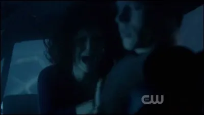 Qui est à l'origine de l'accident qui fait perdre la vie à Elena (qui ressuscitera en tant que vampire) lorsqu'elle était avec Matt dans la voiture ? (épisode 22 de la saison 3)