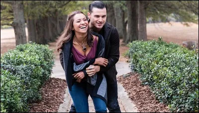 Dans la saison 8, Enzo se fait tuer devant sa bien-aimée Bonnie, le "tueur" essayera à plusieurs reprises de se racheter auprès de Bonnie mais elle ne lui pardonnera pas. Qui a tué Enzo ?