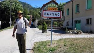 Notre départ, aujourd'hui, se fait devant le panneau de Barsac. Nous sommes en Auvergne-Rhône-Alpes, dans le département ...