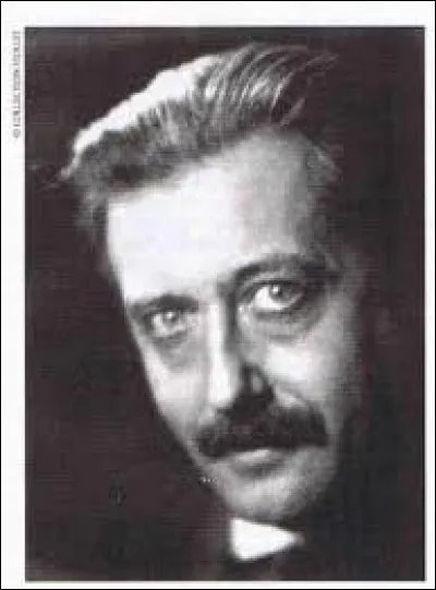Juillet 1948 : Georges Bernanos a écrit ''Sous le soleil de Satan'' . Quel réalisateur a porté cette histoire à l'écran et obtenu la Palme d'or à Cannes en 1987 ?