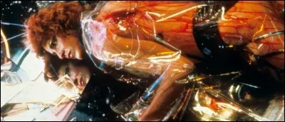 Lorsque Deckard retrouve Zhora, elle travaille dans un bar sous l'identité de Salomé, une :