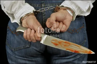 Qui s'est fait menotté la main à un tuyau sur le toit d'un immeuble à Atlanta, puis s'est coupé la main avec une scie à métaux ?