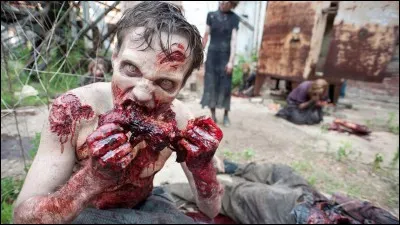 Que mange le zombie derrière les barreaux dans les égoûts pendant que Glenn et Morales cherchent des indices ?