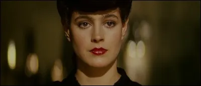 Bien avant d'avoir un envahissant Ace Ventura dans les pattes, elle incarnait la belle Rachel, qui découvre avec tristesse qu'elle est un androïde.
Il s'agit de :